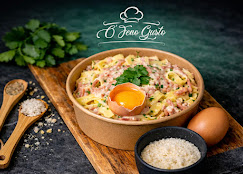 Tagliatelles carbonara garnies d'un jaune d'œuf coulant et de parmesan râpé