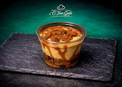Dessert maison caramel et biscuit émietté, servi en verrine avec sauce caramel