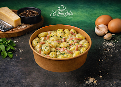 Gnocchis sautés, jambon et petits pois, servis avec œufs et parmesan en accompagnement