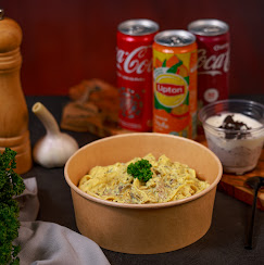 Bol de tagliatelles crémeuses accompagné de boissons fraîches, formule Ô'Feno Gusto